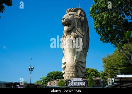 Singapour, Avril 2019. Vue sur le Merlion de 37 mètres de haut sur Sentosa, avec vue sur La Galerie De La Bouche vue sur le neuvième étage, une autre galerie d'observation sur Banque D'Images