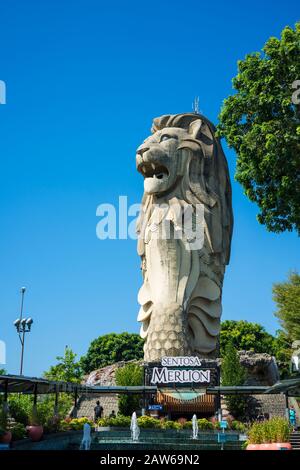 Singapour, Avril 2019. Vue sur le Merlion de 37 mètres de haut sur Sentosa, avec vue sur La Galerie De La Bouche vue sur le neuvième étage, une autre galerie d'observation sur Banque D'Images