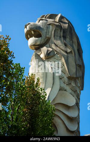 Singapour, Avril 2019. Vue sur le Merlion de 37 mètres de haut sur Sentosa, avec vue sur La Galerie De La Bouche vue sur le neuvième étage, une autre galerie d'observation sur Banque D'Images