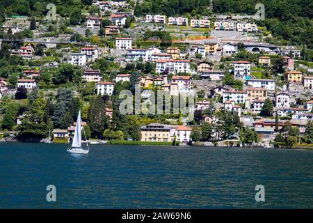 Les villages borde le lac de Côme en Italie Banque D'Images