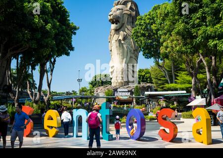 Singapour, Avril 2019. Vue sur le Merlion de 37 mètres de haut sur Sentosa, avec vue sur La Galerie De La Bouche vue sur le neuvième étage, une autre galerie d'observation sur Banque D'Images