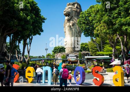 Singapour, Avril 2019. Vue sur le Merlion de 37 mètres de haut sur Sentosa, avec vue sur La Galerie De La Bouche vue sur le neuvième étage, une autre galerie d'observation sur Banque D'Images