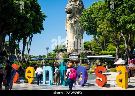 Singapour, Avril 2019. Vue sur le Merlion de 37 mètres de haut sur Sentosa, avec vue sur La Galerie De La Bouche vue sur le neuvième étage, une autre galerie d'observation sur Banque D'Images