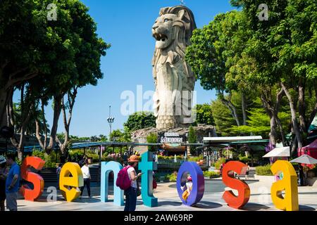 Singapour, Avril 2019. Vue sur le Merlion de 37 mètres de haut sur Sentosa, avec vue sur La Galerie De La Bouche vue sur le neuvième étage, une autre galerie d'observation sur Banque D'Images