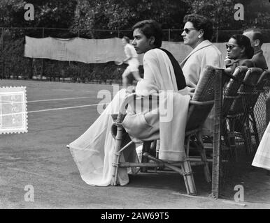 Championnats nationaux de tennis de la Haye F. ten Bosch (à droite) et Mme Davos Date : 12 août 1952 lieu : la Haye, Pays-Bas du Sud mots clés : sport, tennis Nom De La Personne Bosch, AS F. Banque D'Images