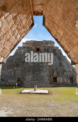 La Pyramide du magicien vue d'une arche en corbeau dans le quadrilatère Nunnery à Uxmal, Yucatan, Mexique. Banque D'Images