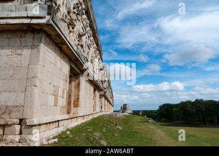 Détail au Palais du Gouverneur avec la Pyramide du magicien à la distance à Uxmal, Yucatan, Mexique. Banque D'Images