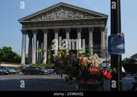 Vue de face avec fleurs, de l'autre côté de la route - l'église de la Madeleine, Place de la Madeleine, 75008 Paris, France. Banque D'Images