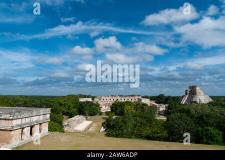 La Pyramide du magicien et la Nunnery Quadrangle à Uxmal, Yucatan, Mexique. Banque D'Images