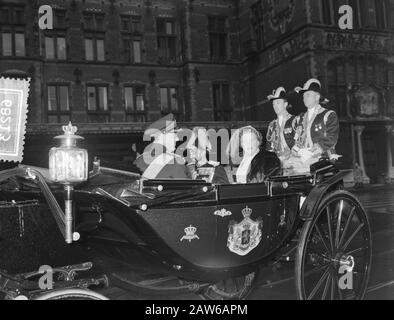 Visitez l'empereur Haile Selassie d'Ethiopie à notre entraîneur de pays pour le Palais Royal Date: 3 novembre 1954 lieu: Amsterdam, Noord-Holland mots clés: Visite, calèches, palais Nom De La Personne : Selassie, Haile Banque D'Images