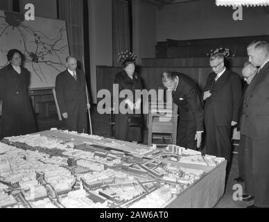 Queen Juliana visitant Utrecht; Ici elle regarde un modèle de l'hôtel de ville Date: 2 décembre 1954 lieu: Utrecht (province), Utrecht (ville) mots clés: Queens, visites royales, personne modèle Nom: Juliana (Reine Pays-Bas) Banque D'Images