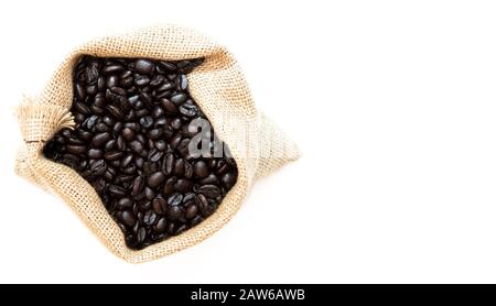 Grains de café rôtis dans le sac en jute sur fond blanc avec espace de copie. Vue De Dessus Banque D'Images