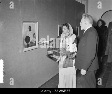 Ouverture de l'exposition du peintre pakistanais Esmet Rahim à l'Institut tropical royal par l'ambassadeur du Pakistan, Begum Liaquat Ali Khan (à gauche). Pendant la visite avec prof. R.A.M. Begsma Date: 28 janvier 1955 lieu: Amsterdam, Noord-Holland mots clés: Diplomates, musées, peintures, expositions Nom De La Personne: Begsma R A M, Begum Liaquat Ali Khan Banque D'Images