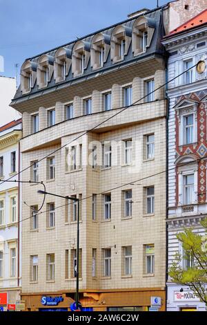 Cubiste ou, façade de bâtiment Art Déco tchèque sur Jindřišská, fenêtres mansardées dans un toit mansardé, façade carrelée, bâtiment au design moderniste à Nové Město, Prague Banque D'Images