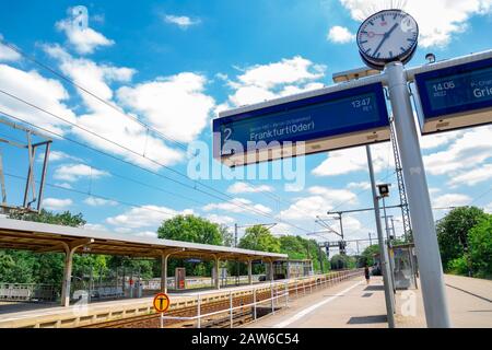 Potsdam, Allemagne - 7 juin 2019 : plateforme de gare de Potsdam Park Sanssouci Banque D'Images