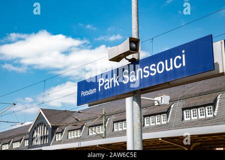 Potsdam, Allemagne - 7 juin 2019 : plateforme de gare de Potsdam Park Sanssouci Banque D'Images