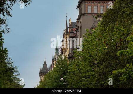 Flèches dans une rangée, toit et façades de l'architecture Art nouveau tchèque, bâtiments sur Pařížská le boulevard le plus prestigieux de Prague (avenue Paris) Banque D'Images