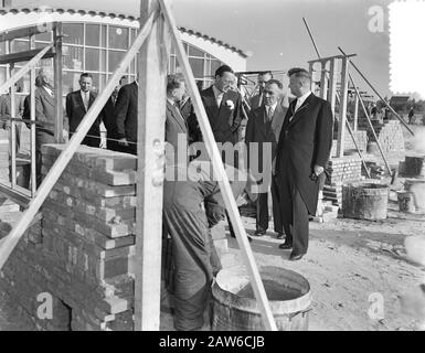 Prince Bernhard Visit Rucphen Date : 4 Octobre 1955 Lieu : Rucphen Nom De La Personne : Bernhard, Prince Banque D'Images