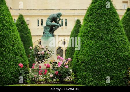 Le penseur faisant son truc dans la roseraie, avec des arbres topiaires, peux-tu le couper ? Musée Rodin, Hôtel Biron, Paris, France Banque D'Images