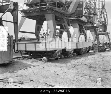 Déchargement Du Navire Polonais Warnja Rotterdam (Prasa) Date : 24 Avril 1956 Lieu : Rotterdam, Hollande-Méridionale Mots Clés : Resolve, Ships Banque D'Images