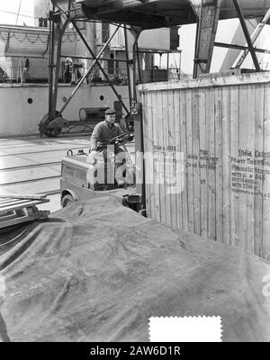 Déchargement Du Navire Polonais Warnja Rotterdam (Prasa) Date : 24 Avril 1956 Lieu : Rotterdam, Hollande-Méridionale Mots Clés : Resolve, Ships Banque D'Images