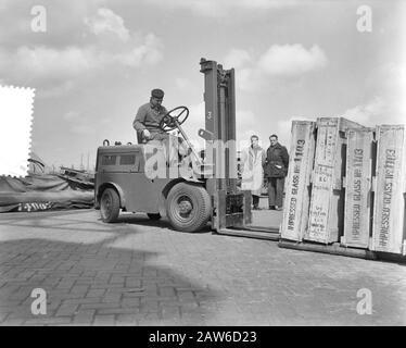 Déchargement Du Navire Polonais Warnja Rotterdam (Prasa) Date : 24 Avril 1956 Lieu : Rotterdam, Hollande-Méridionale Mots Clés : Resolve, Ships Banque D'Images