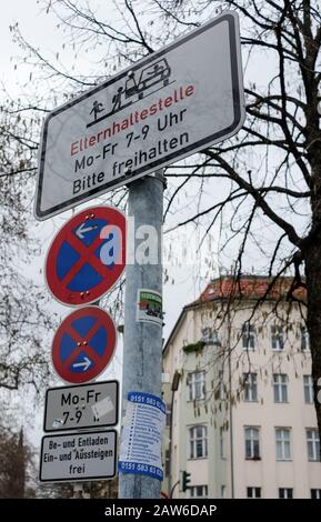 Berlin, Allemagne. 06 février 2020. Le signe supplémentaire "Elternhaltestelle" est situé à Gneisenaustraße dans Kreuzberg près d'une école. Le matin de 7 à 9 heures, plusieurs parkings sont équipés d'une interdiction d'arrêt limitée. Les parents peuvent s'y arrêter brièvement et laisser leurs enfants sortir de la voiture en toute sécurité. Les arrêts des parents offrent la possibilité d'éviter le chaos matinal en voiture devant l'école. Crédit: Jens Kalaene/Dpa-Zentralbild/Dpa/Alay Live News Banque D'Images