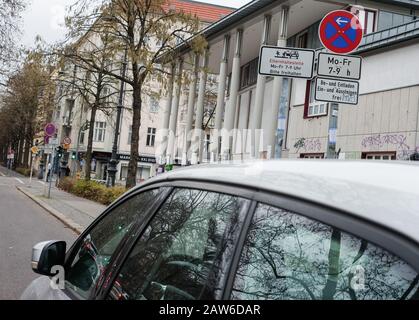 Berlin, Allemagne. 06 février 2020. Le signe supplémentaire "Elternhaltestelle" est situé à Gneisenaustraße dans Kreuzberg près d'une école. Le matin de 7 à 9 heures, plusieurs parkings sont équipés d'une interdiction d'arrêt limitée. Les parents peuvent s'y arrêter brièvement et laisser leurs enfants sortir de la voiture en toute sécurité. Les arrêts des parents offrent la possibilité d'éviter le chaos matinal en voiture devant l'école. Crédit: Jens Kalaene/Dpa-Zentralbild/Dpa/Alay Live News Banque D'Images