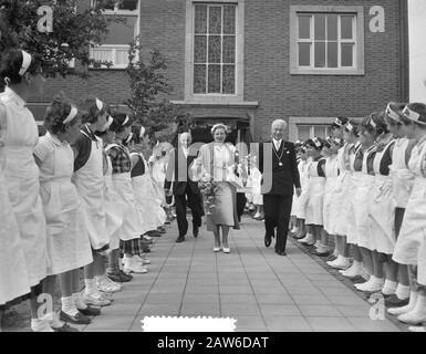 Visitez la Reine Juliana dans le nord et le centre du Limbourg la Reine Juliana visite le LandbouwhuishoudSchool à Reuver Date: 14 mai 1956 lieu: Limbourg, Reuver mots clés: Erehagen, maisons scolaires, agriculture Banque D'Images