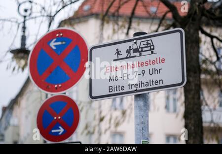 Berlin, Allemagne. 06 février 2020. Le signe supplémentaire "Elternhaltestelle" est situé à Gneisenaustraße dans Kreuzberg près d'une école. Le matin de 7 à 9 heures, plusieurs parkings sont équipés d'une interdiction d'arrêt limitée. Les parents peuvent s'y arrêter brièvement et laisser leurs enfants sortir de la voiture en toute sécurité. Les arrêts des parents offrent la possibilité d'éviter le chaos matinal en voiture devant l'école. Crédit: Jens Kalaene/Dpa-Zentralbild/Dpa/Alay Live News Banque D'Images