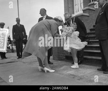 Visitez la Reine Juliana dans le nord et le centre du Limbourg la Reine visite le Limbourg (embarquement Ottersum) Date: 14 mai 1956 lieu: Limbourg mots clés: Queen Banque D'Images