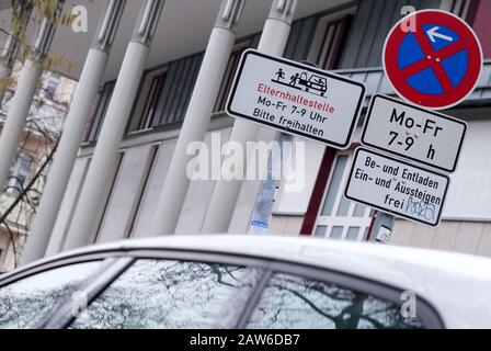 Berlin, Allemagne. 06 février 2020. Le signe supplémentaire "Elternhaltestelle" est situé à Gneisenaustraße dans Kreuzberg près d'une école. Le matin de 7 à 9 heures, plusieurs parkings sont équipés d'une interdiction d'arrêt limitée. Les parents peuvent s'y arrêter brièvement et laisser leurs enfants sortir de la voiture en toute sécurité. Les arrêts des parents offrent la possibilité d'éviter le chaos matinal en voiture devant l'école. Crédit: Jens Kalaene/Dpa-Zentralbild/Dpa/Alay Live News Banque D'Images