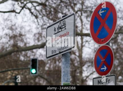 Berlin, Allemagne. 06 février 2020. Le signe supplémentaire "Elternhaltestelle" est situé à Gneisenaustraße dans Kreuzberg près d'une école. Le matin de 7 à 9 heures, plusieurs parkings sont équipés d'une interdiction d'arrêt limitée. Les parents peuvent s'y arrêter brièvement et laisser leurs enfants sortir de la voiture en toute sécurité. Les arrêts des parents offrent la possibilité d'éviter le chaos matinal en voiture devant l'école. Crédit: Jens Kalaene/Dpa-Zentralbild/Dpa/Alay Live News Banque D'Images