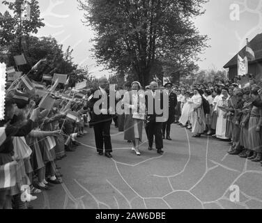 Visitez la Reine Juliana dans le nord et le centre du Limbourg la Reine Juliana visite le LandbouwhuishoudSchool à Reuver Date: 14 mai 1956 lieu: Limbourg, Reuver mots clés: Écoles intérieures, agriculture Banque D'Images