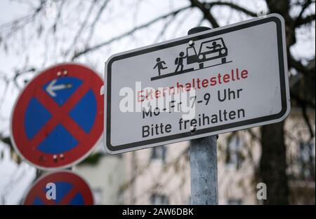 Berlin, Allemagne. 06 février 2020. Le signe supplémentaire "Elternhaltestelle" est situé à Gneisenaustraße dans Kreuzberg près d'une école. Le matin de 7 à 9 heures, plusieurs parkings sont équipés d'une interdiction d'arrêt limitée. Les parents peuvent s'y arrêter brièvement et laisser leurs enfants sortir de la voiture en toute sécurité. Les arrêts des parents offrent la possibilité d'éviter le chaos matinal en voiture devant l'école. Crédit: Jens Kalaene/Dpa-Zentralbild/Dpa/Alay Live News Banque D'Images