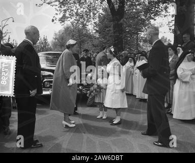 Visitez la Reine Juliana dans le nord et le centre du Limbourg la Reine Juliana visite le LandbouwhuishoudSchool à Reuver Date: 14 mai 1956 lieu: Limbourg, Reuver mots clés: Écoles intérieures, agriculture Banque D'Images