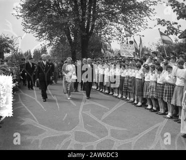 Visitez la Reine Juliana dans le nord et le centre du Limbourg la Reine Juliana visite le LandbouwhuishoudSchool à Reuver Date: 14 mai 1956 lieu: Limbourg, Reuver mots clés: Erehagen, maisons scolaires, agriculture Banque D'Images