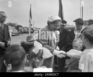 Visite De La Reine Juliana Dans Le Nord Et Le Centre Du Limbourg Visite De La Reine Limbourg (Mook Muddy Laar) Date : 14 Mai 1956 Lieu : Limbourg Mots Clés : Queen Banque D'Images