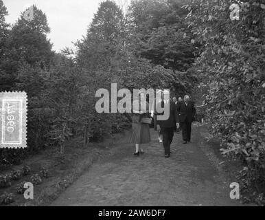 La reine Juliana apporte une visite de travail dans la province d'Utrecht la reine Juliana marche au château le Sypestein Date: 29 mai 1956 lieu: Utrecht mots clés: Queen visites Personne Nom: Juliana, Queen Banque D'Images