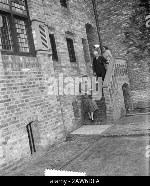 La reine Juliana apporte une visite de travail dans la province d'Utrecht la reine Juliana dirige la cour du château La Sypestein Date: 29 mai 1956 lieu: Utrecht mots clés: Châteaux, visites de la reine Nom: Juliana, reine Banque D'Images