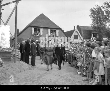 La reine Juliana apporte une visite de travail dans la province d'Utrecht la reine Juliana visite Kockengen Date: 29 mai 1956 lieu: Wilnis, Utrecht mots clés: La reine visite Personne Nom: Juliana, reine Banque D'Images