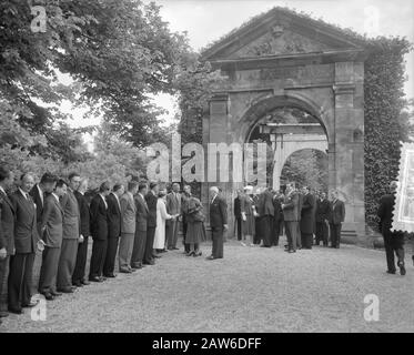 La reine Juliana apporte une visite de travail dans la province d'Utrecht la reine Juliana visite le château de Nyenrode Date: 29 mai 1956 lieu: Utrecht mots clés: Châteaux, visite de la Reine Nom De La Personne: Juliana, Queen Nom de l'institution: Nyenrode Banque D'Images