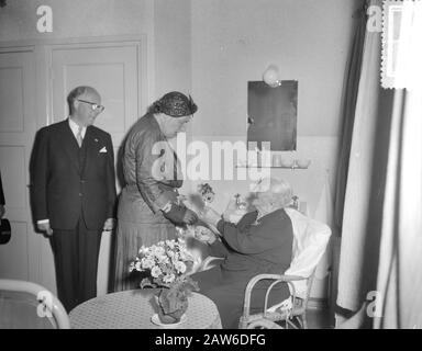 Queen Juliana apporte une visite de travail dans la province d'Utrecht visite de la reine Juliana [Huize] Avondlicht Mijdrecht Date: 29 mai 1956 lieu: Mijdrecht, Utrecht mots clés: Queen, comtés, visites Nom De La Personne : Juliana, reine Banque D'Images