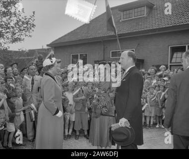 La reine Juliana apporte une visite de travail dans la province d'Utrecht la reine Juliana visite Kockengen Date: 29 mai 1956 lieu: Wilnis, Utrecht mots clés: La reine visite Personne Nom: Juliana, reine Banque D'Images