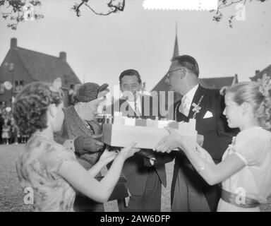 La reine Juliana apporte une visite de travail dans la province d'Utrecht la reine Juliana visite Wilnis Date: 29 mai 1956 lieu: Utrecht, Wilnis mots clés: Queen visites Personne Nom: Juliana, Queen Banque D'Images