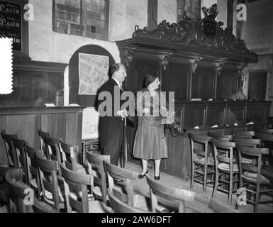 La reine Juliana apporte une visite de travail dans la province d'Utrecht la reine Juliana visite l'église de Kockengen Date: 29 mai 1956 lieu: Wilnis, Utrecht mots clés: Églises, visites de la reine Nom De La Personne: Juliana Queen Banque D'Images