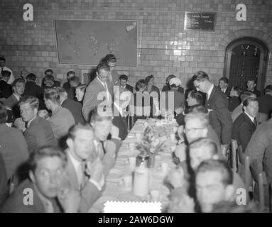 La reine Juliana apporte une visite de travail dans la province d'Utrecht la reine Juliana à la table du château de Nyenrode Date: 29 mai 1956 lieu: Utrecht mots clés: Queen, comtés, visites Nom de l'institution: Nyenrode Banque D'Images