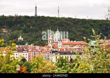 Vue sur l'historique Malá Strana et l'église Saint-Nicolas jusqu'aux jardins de Petřín et la Tour Petřín, la propre Tour Eiffel de Prague avec plateforme d'observation Banque D'Images