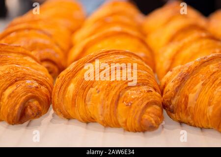 Gros croissants faits maison sur la table et le foyer sélectif. Banque D'Images