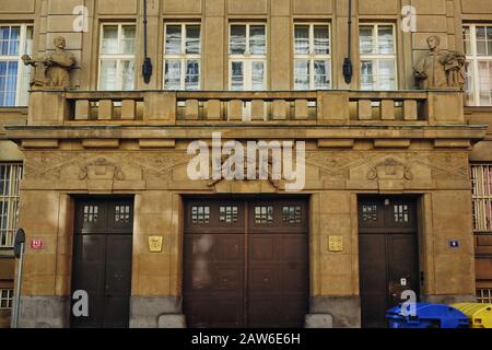 Prague construit une architecture monumentale, façade d'inspiration réaliste avec sculptures et mascon sur Nové Město, Jindřišská. Banque D'Images